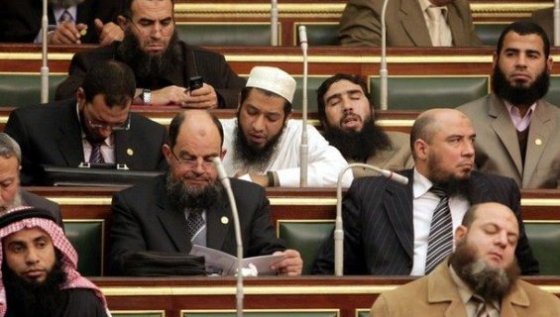 Des députés salafistes en session parlementaire au Caire (Egypte), le 23 janvier 2012. ASMAA WAGUIH / REUTERS